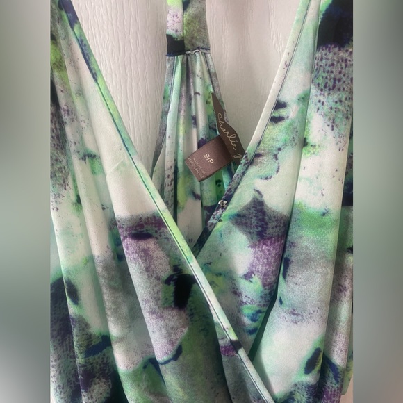 Stylish Jumpsuit 🟢💚🌸 - Picture 3 of 5